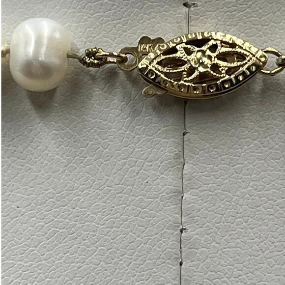 Vintage 18" Cultured Pearl
Necklace 14K Gold Filigree Box Clasp
5-8mm Pearls - Picture 8 of 13